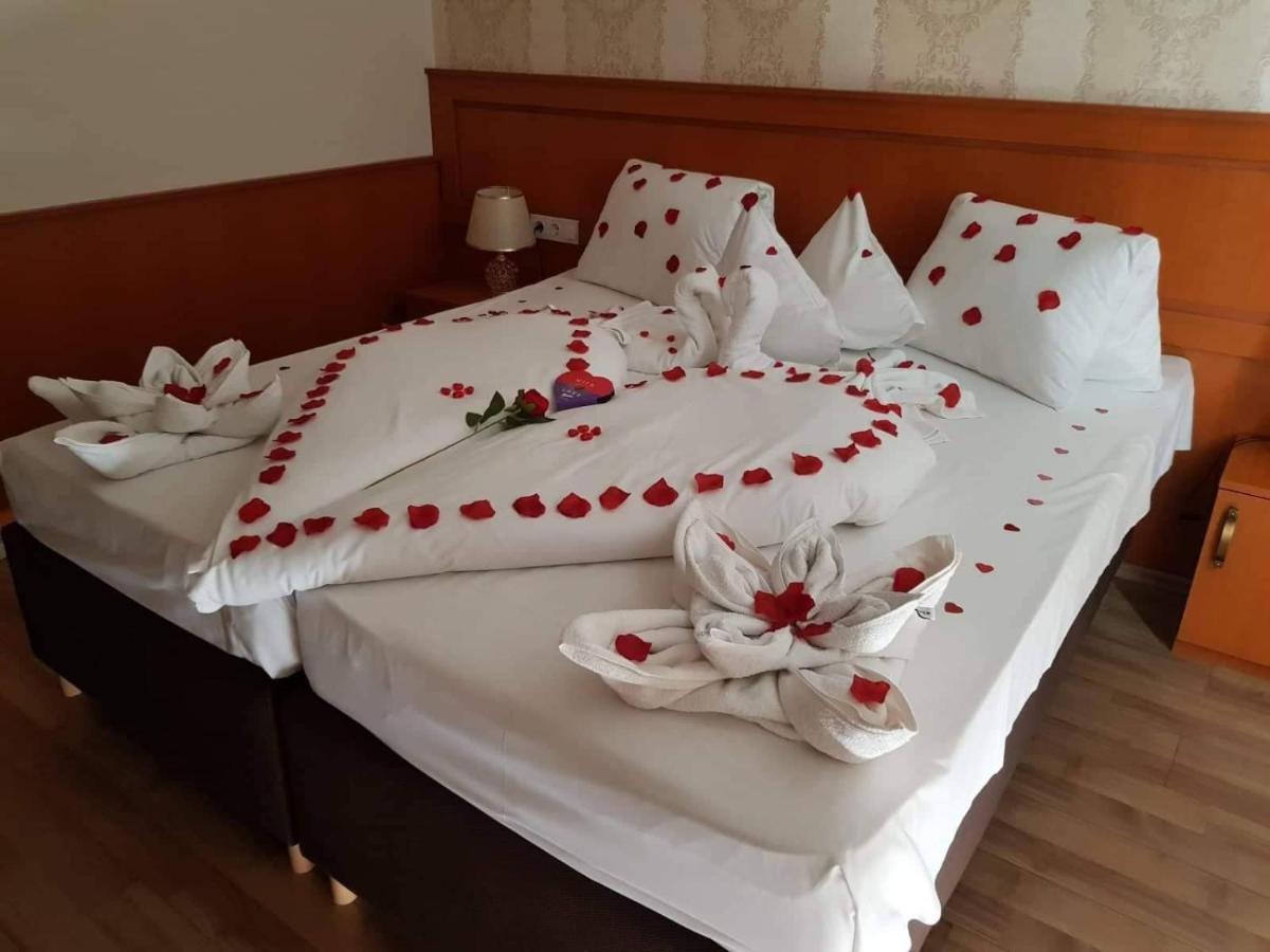 Hotel Barbakan Печ Экстерьер фото